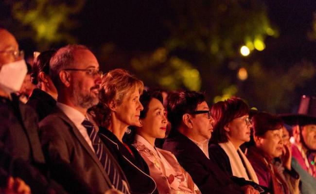 韩国第一夫人穿韩服接待APEC夫人团 展现文化自信