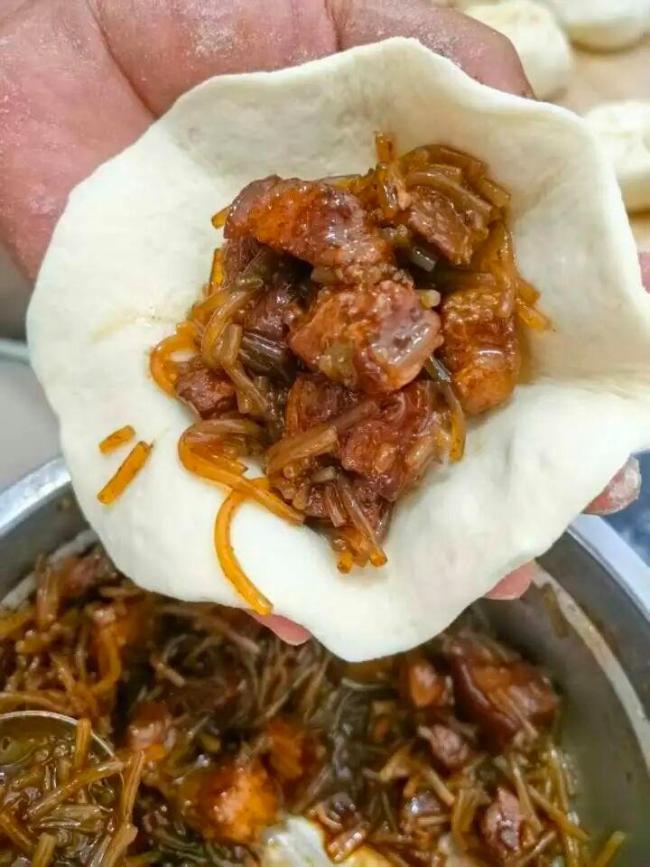 美院硕士卖包子排起长队 南北口味引热议