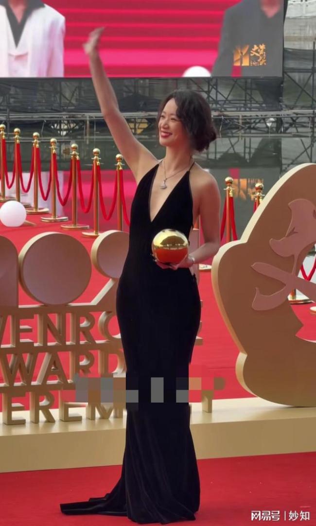 李梦第十一届文荣奖红毯look 造型惊艳全场