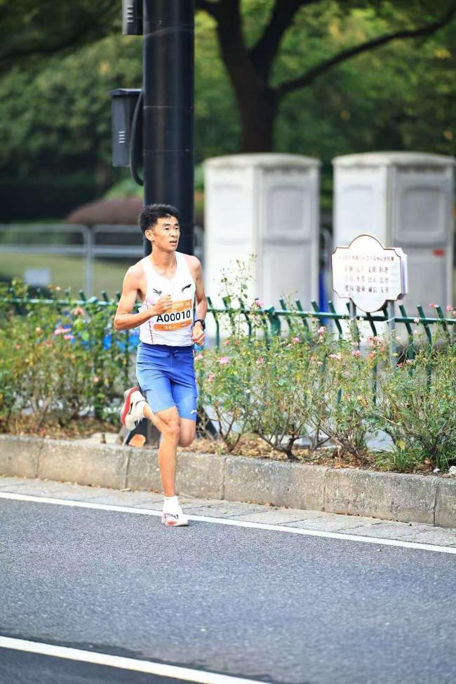 云南小伙获杭马中国选手第一 刷新个人最好成绩