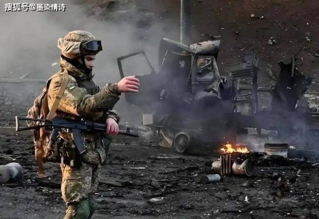 俄军3吨级炸弹打爆乌军阵地：落地剧烈爆炸迸出冲击波 巨大蘑菇云腾起 精准打击改变战场规则