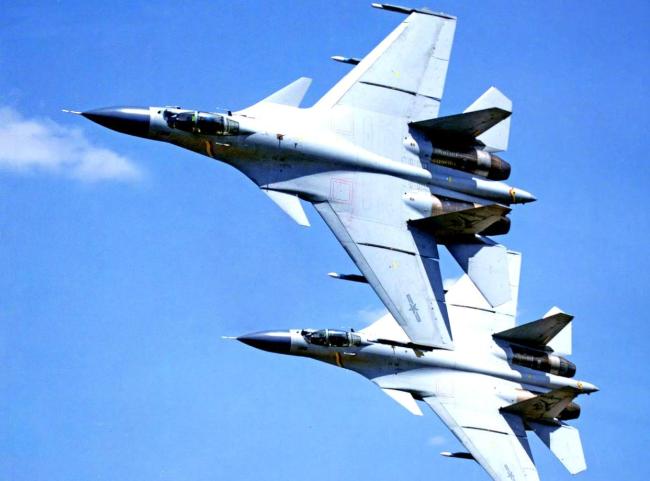 苏-35释放干扰弹 做“眼镜蛇”动作 震慑澳军机