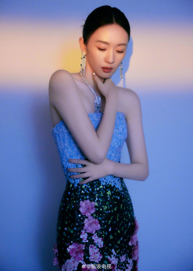 童瑶五十朵立体玫瑰裙 似锦元素成亮点