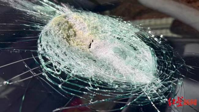 疑似陨石砸中车辆挡风玻璃局部熔化 罕见事件引科研关注