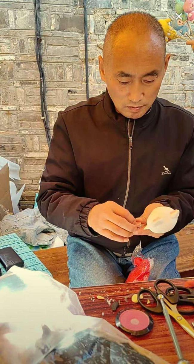 芜湖捏面大叔凭手艺走红 从清闲到忙碌