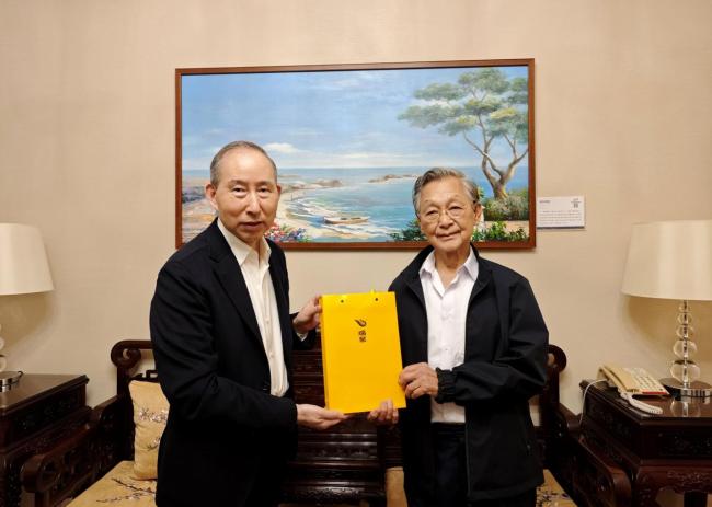 龙宇翔与泰国前总理川・立派亲切会见
