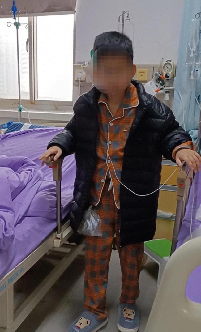 10岁男孩被撞后手术,多器官被切除 医疗过失引发争议
