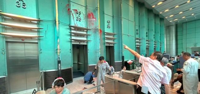 男子求见李嘉诚被拒 在大堂泼红漆