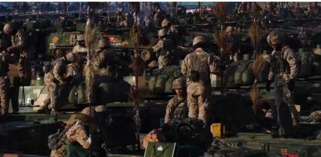 大场面！机器狗无人机开路 实兵对抗演练画面公布