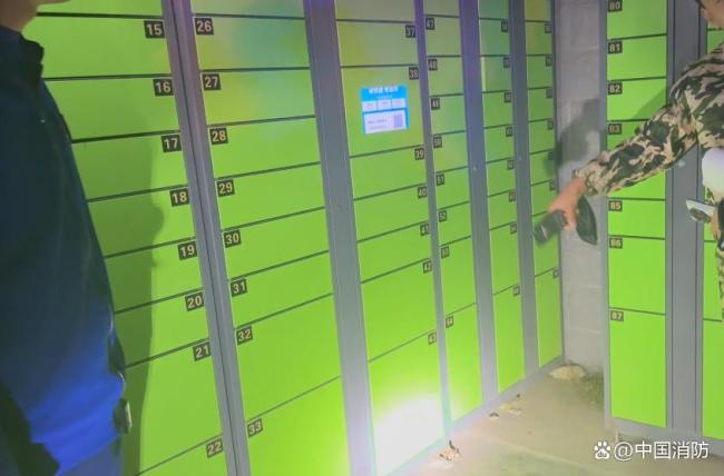 熊孩子钻快递柜幸得消防员救助 快递柜变“困娃箱”