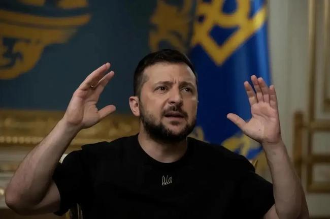 俄投放3吨级炸弹轰炸乌阵地 浓烟冲天 现代战争规则被改写