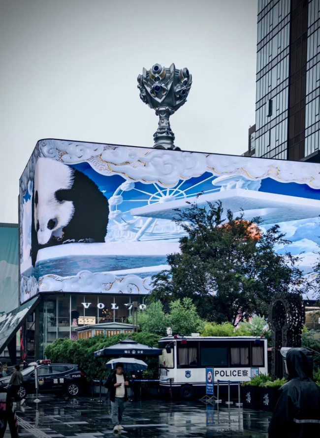 成都春熙路现巨型LOL冠军奖杯雕塑 迎接总决赛