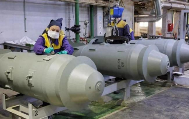 俄投放3吨级炸弹轰炸乌阵地 浓烟冲天 现代战争规则被改写