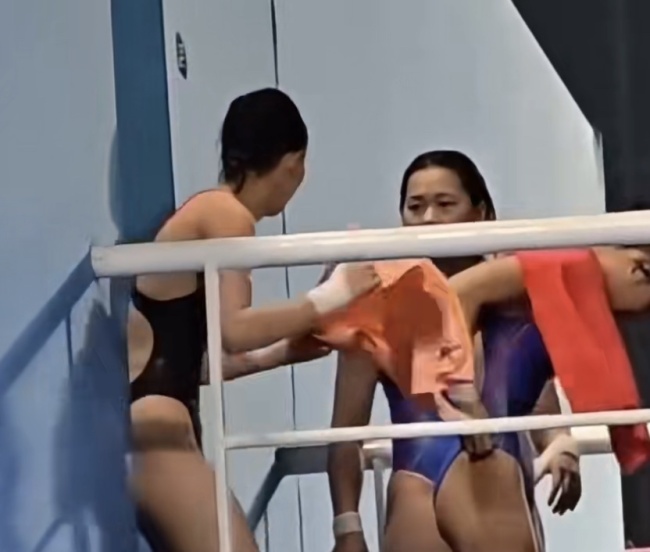 全红婵赛前和队友畅意热聊 姐妹情深共战赛场