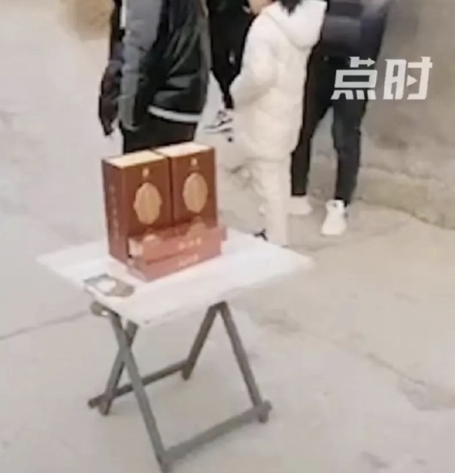 婚車被攔截索要50條煙 新人打車離去 鬧喜變鬧事！