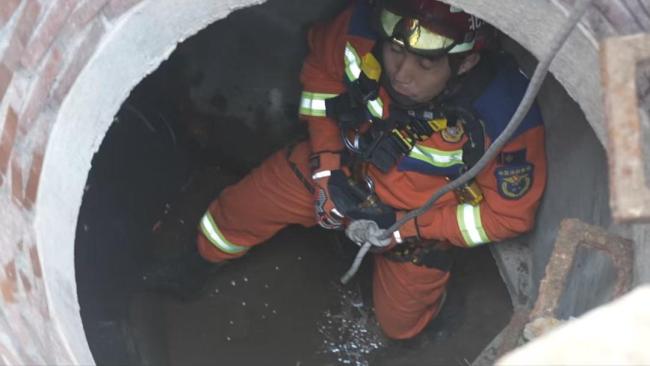 惊险!男子不慎坠入废弃井,北京经开区消防紧急救援