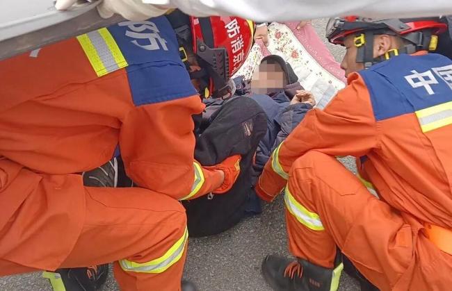 老东谈主遇车祸受伤倒地 消防员进攻协助