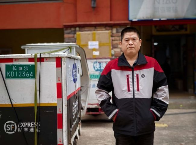 快递小哥捡到金锁归还 拒收千元报酬 拾金不昧暖人心