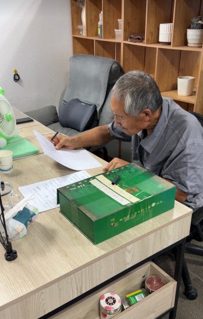 70歲保潔員的數(shù)學夢被2千萬人看見 9平米地下室里的璀璨星空