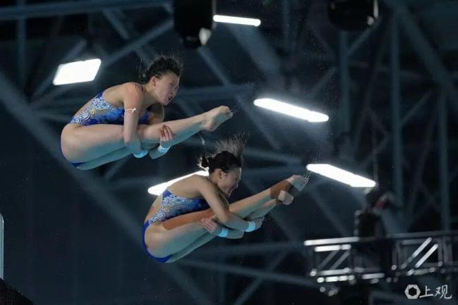 陈芋汐蝉联女子双人10米台冠军拿金牌🥇在手心看了又看 携手掌敏洁夺首金