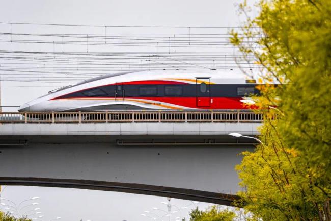 當列車遇上深秋,畫麵絕美!