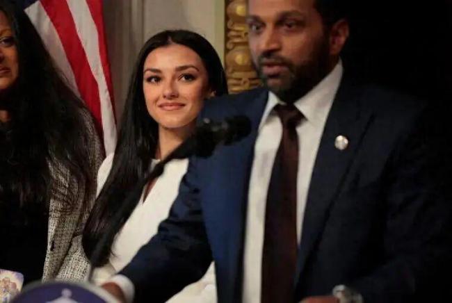 FBI局长称用专机接小19岁女友合规