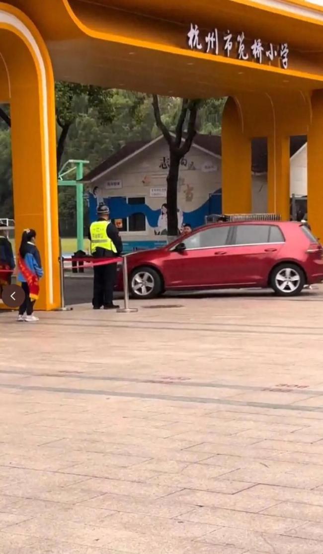 评论员谈小学老师开车进校学生敬礼