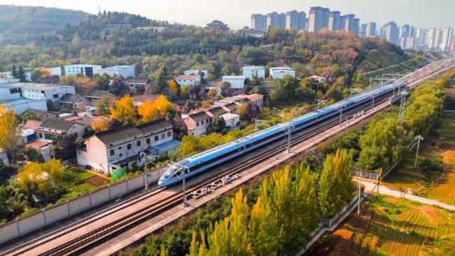 當列車遇上深秋,畫麵絕美!