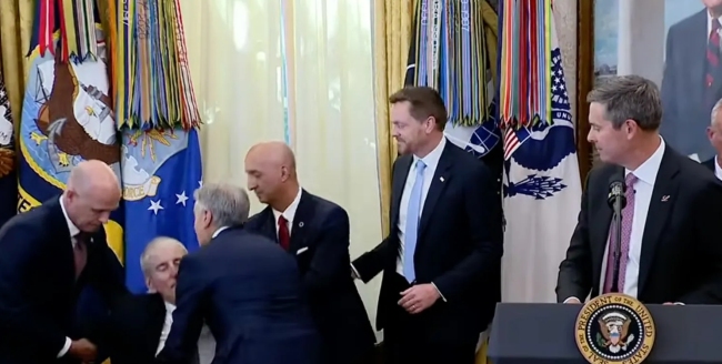 男子在特朗普身边晕倒 发布会中断 突发状况打断讲话