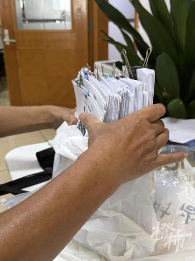 保安和AI对话数月 打印50万字讨说法 一段人机情感错位的旅程