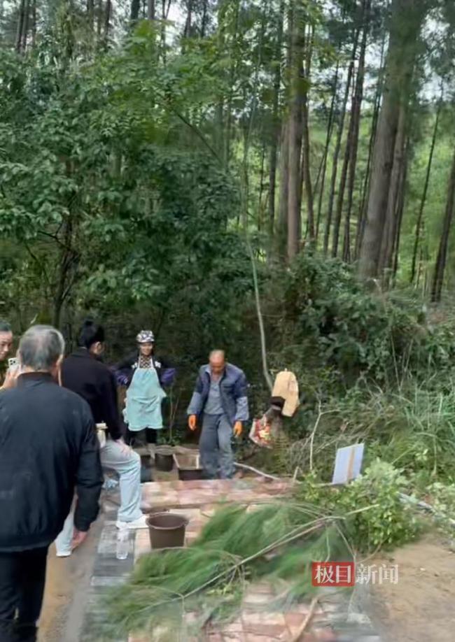 史上最寒酸动物园土路正硬化铺砖 质朴坚守感动人心