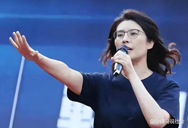 郑丽文祭拜吴石将军 鞠躬献花