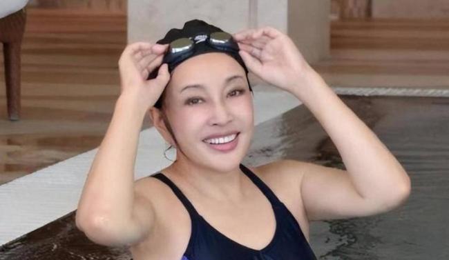刘晓庆喊姥姥结果姥姥比她还小1岁 打破年龄界限的勇气