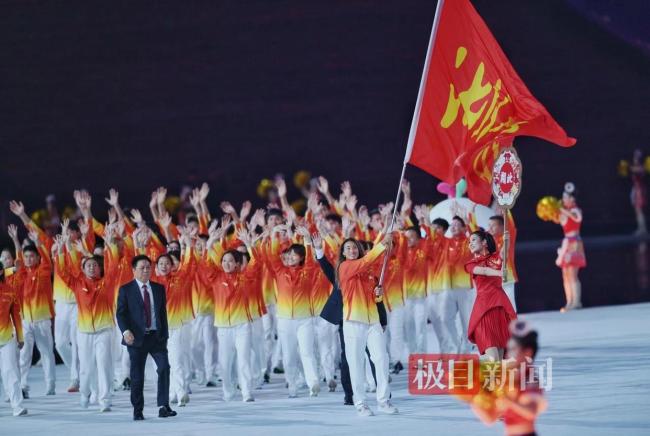 郑钦文担任湖北代表团旗手 网球冠军荣耀引领