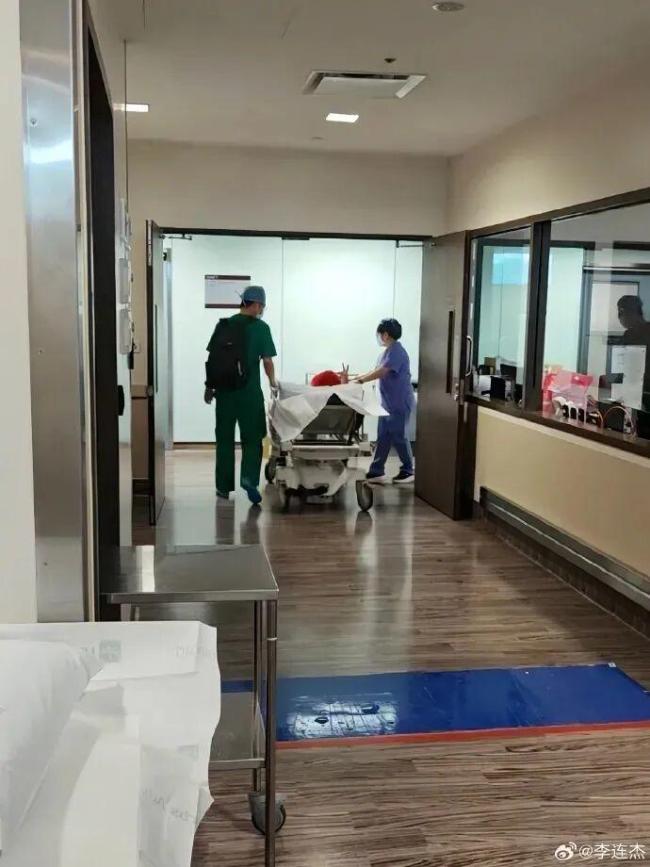 李连杰脱衣辟谣“换心脏”传闻 泳池视频力证健康