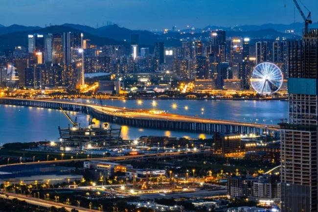 深圳人形机器人卖爆 订单潮引发产业裂变