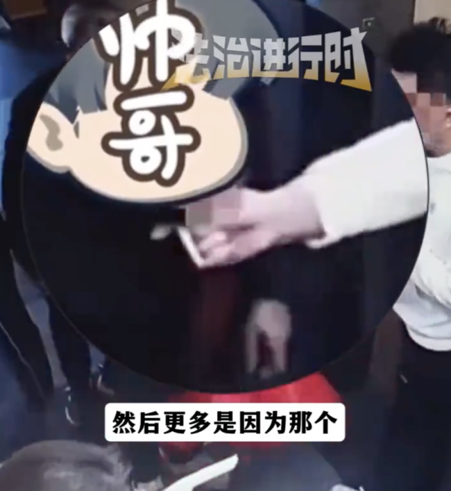 大爷叼烟进电梯 小伙直接掐灭扔出去