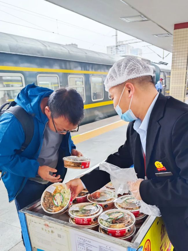 长沙车站网红盒饭5分钟售空 15元盒饭温暖旅途