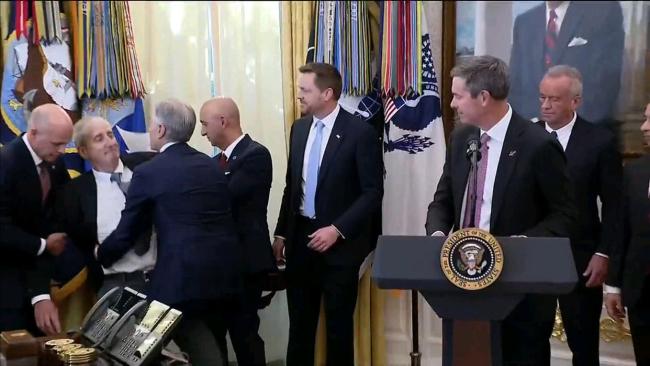 研究员:特朗普砍不断美天价药 白宫发布会戏剧性一幕