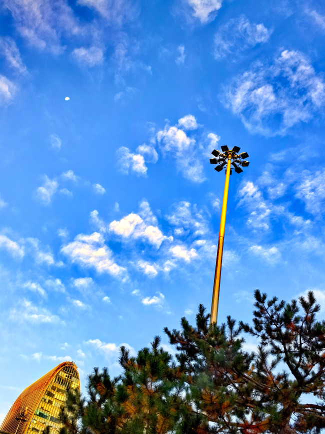又是一个好天儿！大风过后，北京迎澄澈蓝天 蓝天白云映京城