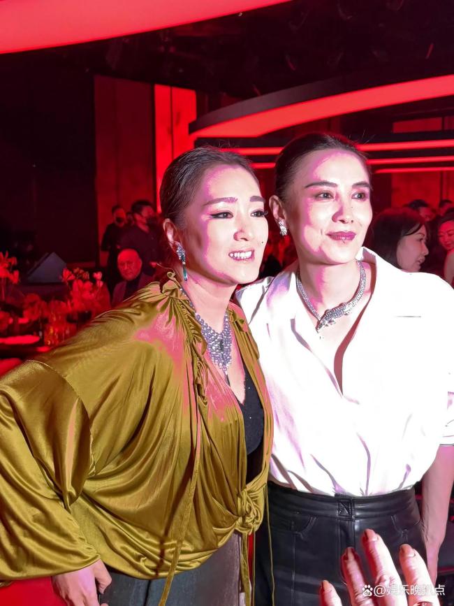 巩俐出席卡地亚晚宴 霸气依旧闪耀现场