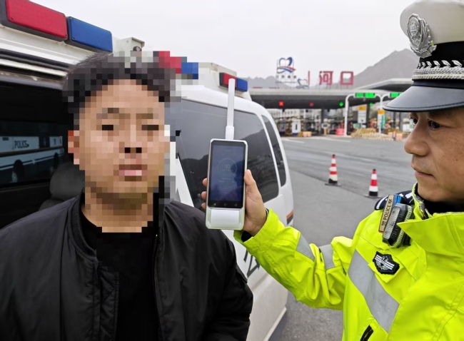 交警1分钟抓获两起醉酒驾驶案件 立即消除安全隐患