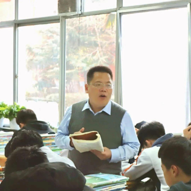 52岁高中书记去世 曾推迟上学时间 深受学生爱戴