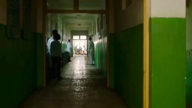 年代剧的墙为什么都是上白下绿 卫生与时代的印记