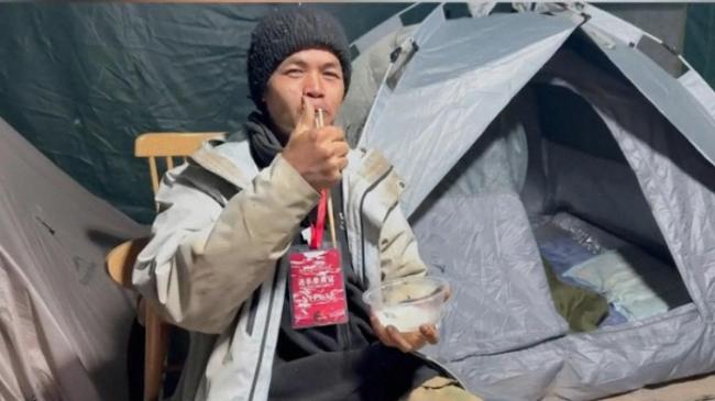 男子荒野求生32天后退赛像极流浪汉 冻伤逼退