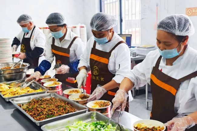 长沙车站网红盒饭5分钟售空 15元盒饭温暖旅途