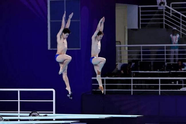 谢思埸担任广东省代表团旗手 奥运冠军再展风采