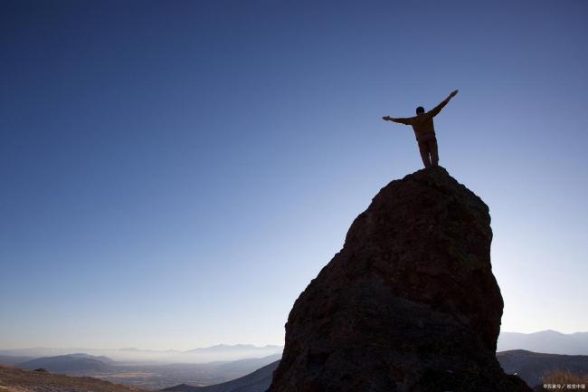 男子坐悬崖边疯狂