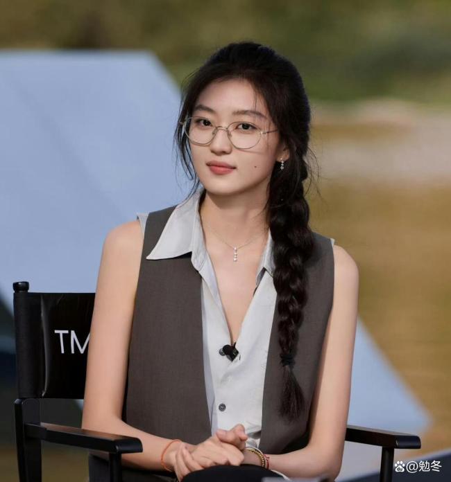 井柏然孙千吻戏 车内甜蜜互动引热议