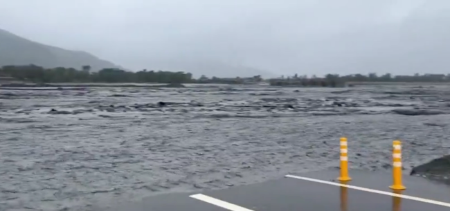 台风致花莲马太鞍溪水位暴涨便桥消失！
